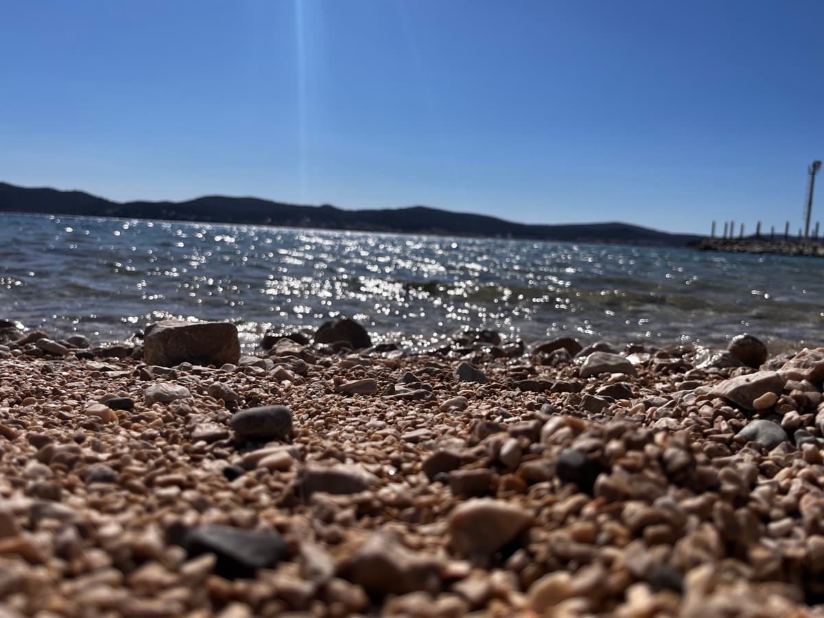 Biograd na Moru — šljunčana plaža i kristalno čisto Jadransko more